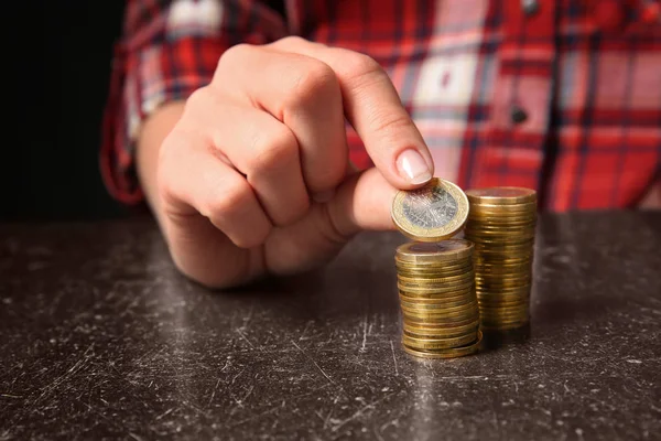 Mujer Apilando Monedas Mesa Primer Plano Concepto Ahorro — Foto de Stock