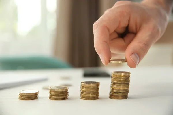 Hombre Apilando Monedas Mesa Primer Plano Concepto Ahorro — Foto de Stock