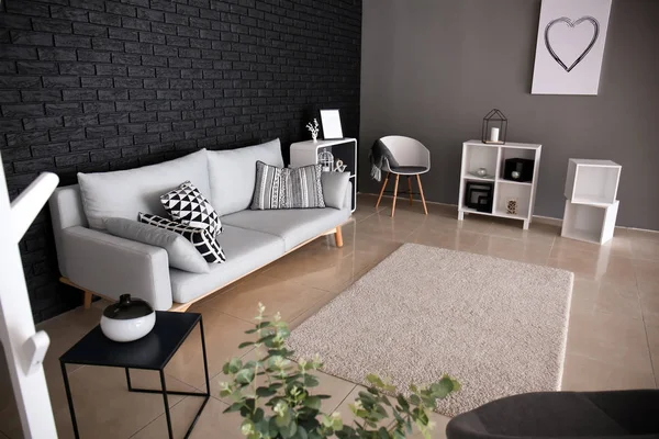 Interiér Obývacího Pokoje Elegantní Pohodlné Pohovce Nedaleko Černá Cihlová Zeď — Stock fotografie