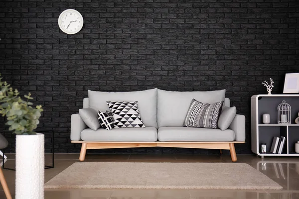 Interior Ruang Tamu Dengan Sofa Nyaman Dekat Dinding Bata Hitam — Stok Foto
