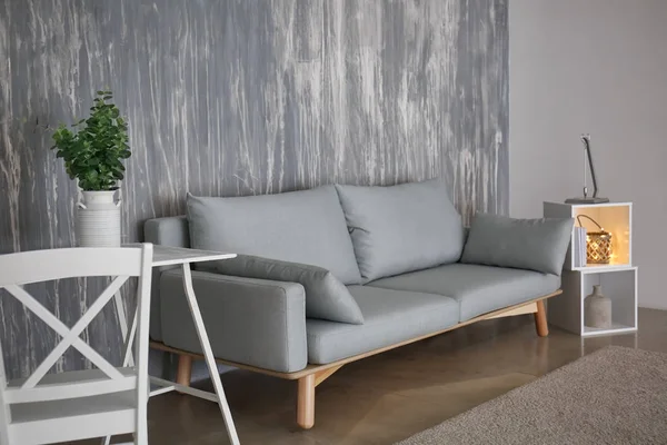 Innenraum Des Wohnzimmers Mit Stilvollem Bequemen Sofa Wandnähe — Stockfoto