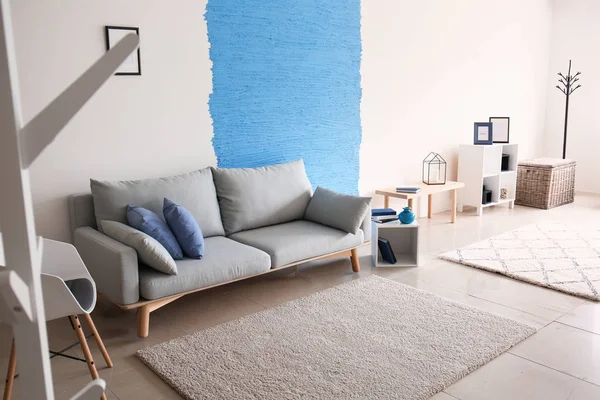 Innenraum Des Wohnzimmers Mit Stilvollem Bequemem Sofa Der Nähe Bunte — Stockfoto