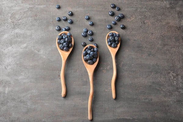 Löffel Mit Reifen Blaubeeren Auf Grauem Tisch — Stockfoto