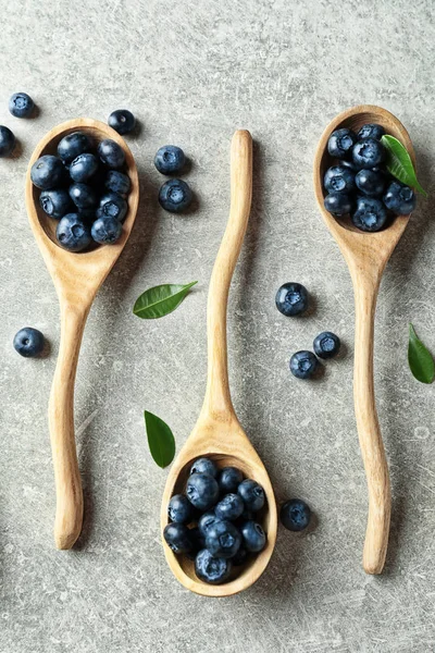 Löffel Mit Reifen Blaubeeren Auf Hellem Tisch — Stockfoto