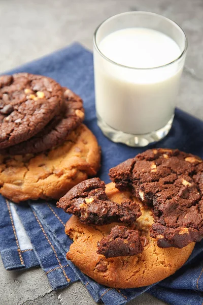 Biscotti Saporiti Bicchiere Latte Sulla Tavola Grigia — Foto Stock