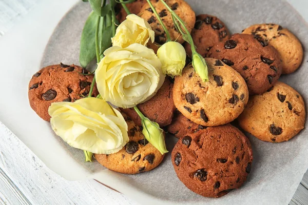 Assiette Avec Savoureux Biscuits Chocolat Fleurs Sur Table Bois — Photo