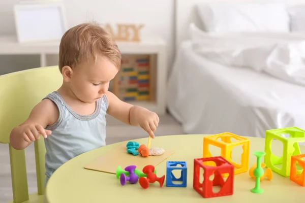 Menino Bonito Usando Massa Jogo Mesa Dentro Casa — Fotografia de Stock