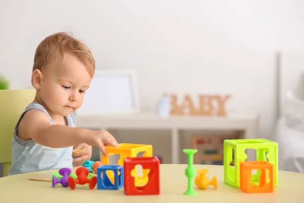 Bonito Menino Brincando Com Brinquedos Mesa Dentro Casa — Fotografia de Stock