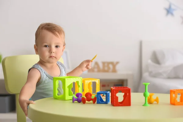 Niedlicher Kleiner Junge Spielt Mit Spielzeug Tisch Drinnen — Stockfoto