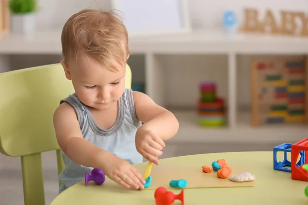 Menino Bonito Usando Massa Jogo Mesa Dentro Casa — Fotografia de Stock