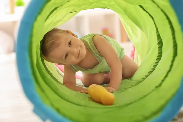 Lindo Niño Jugando Con Túnel Juguete Casa — Foto de Stock