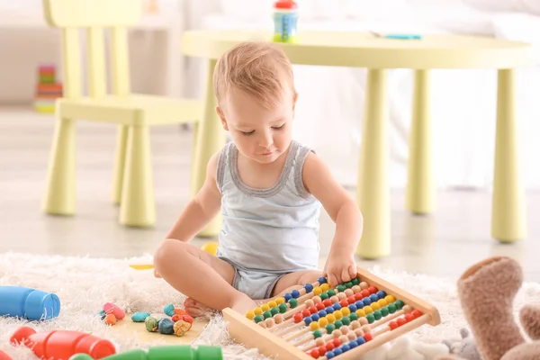 Bonito Menino Brincando Com Brinquedos Chão Dentro Casa — Fotografia de Stock