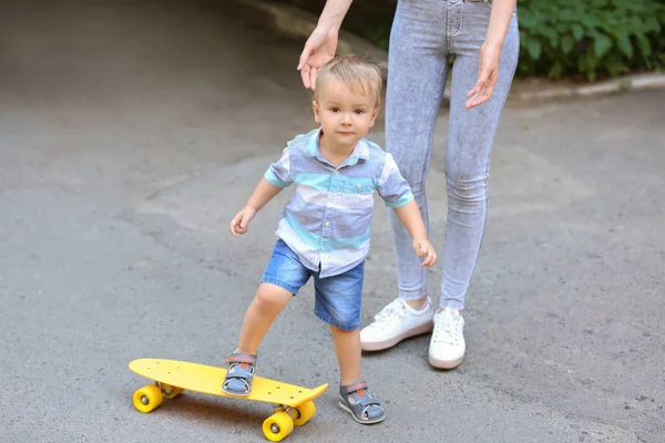 Mère Enseignant Son Petit Fils Faire Skateboard Plein Air — Photo