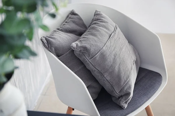 柔らかい枕室内アームチェア — ストック写真
