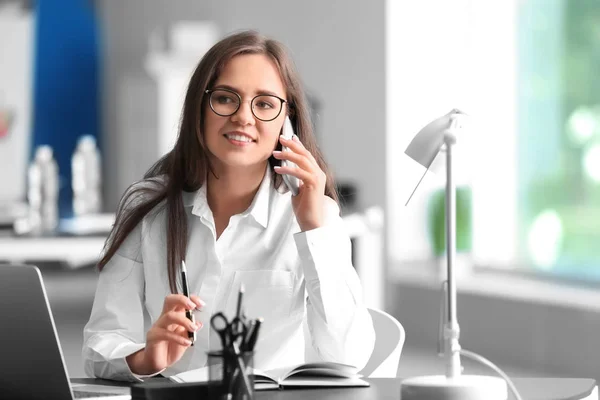 Giovane Donna Affari Che Parla Cellulare Ufficio — Foto Stock