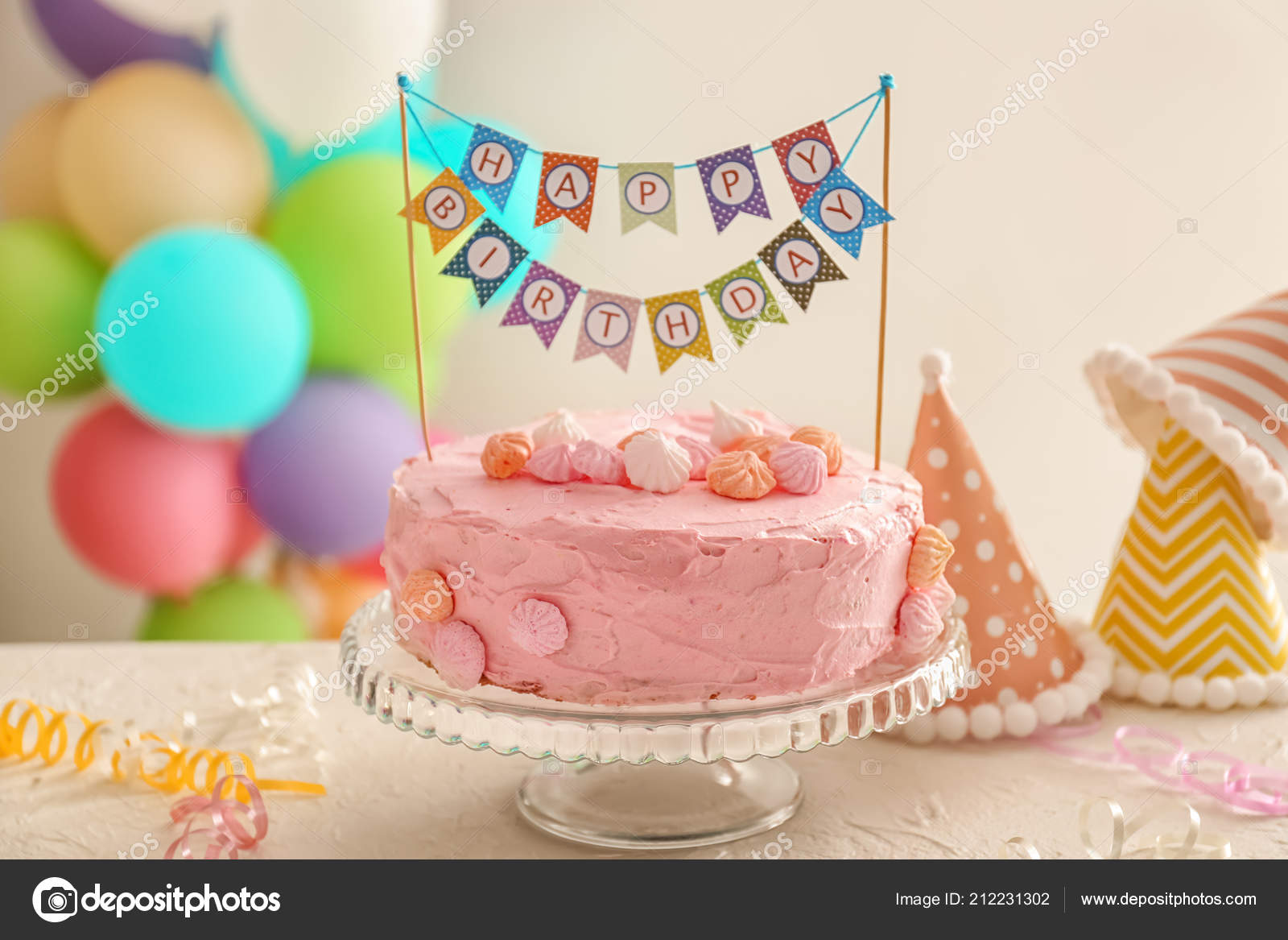 Stand Avec Beau Gateau D Anniversaire Savoureux Sur Table Image Libre De Droit Par Serezniy C Stand Avec Beau Gateau D Anniversaire Savoureux Sur Table Image Libre De Droit Par Serezniy C