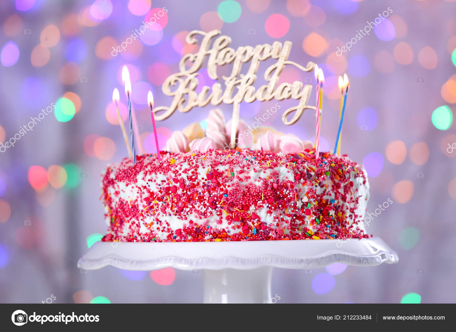 Delicieux Gateau D Anniversaire Avec Bougies Et Fond Bokeh Photographie Serezniy C