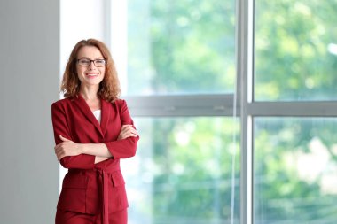 Office penceresinde yakınındaki başarılı iş kadını