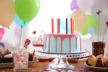 Güzel Doğum günü pastası mumlar ve tablo farklı tatlılar