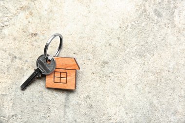 Biblo açık renkli ev şeklinde anahtarla. İpotek kavramı