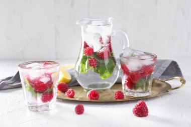 Gözlük ve beyaz tablo taze ahududu mojito sürahi