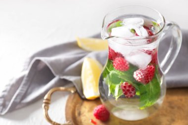 Tablo taze ahududu Mojito cam sürahi