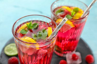 Kadeh tabloda, closeup taze ahududu mojito