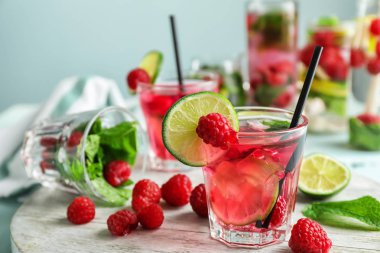 Gemide taze ahududu Mojito cam