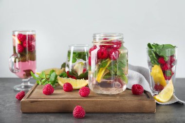 Tablo taze ahududu mojito ile kompozisyon