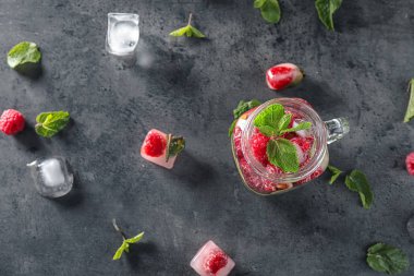 Mason kavanoza karanlık tablo taze ahududu Mojito