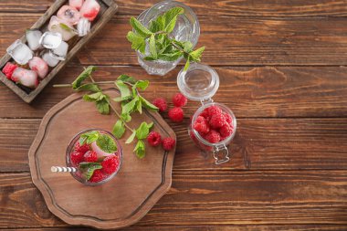 Ahşap masa üzerinde taze ahududu mojito ile kompozisyon