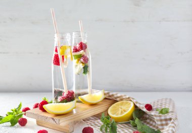 Beyaz masa üzerinde taze ahududu mojito cam şişe