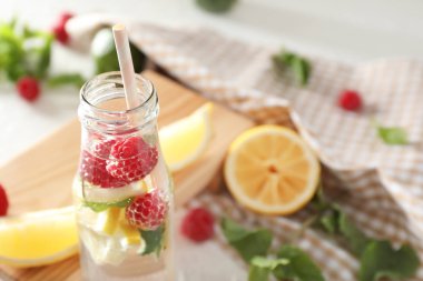 Tablo taze ahududu mojito cam şişe