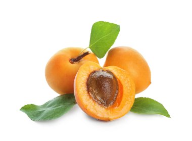 Beyaz arka planda taze kayısılar