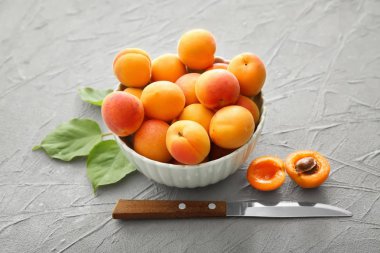 Işık tablosu üzerinde taze kayısı ile kase