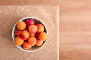 Tablo taze kayısı ile kase