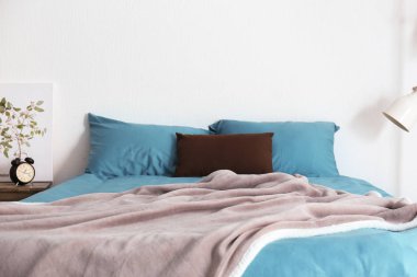 Yumuşak battaniye ve yastıklar odasında büyük yatak