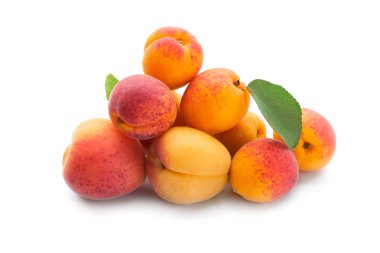 Beyaz arka plan üzerinde olgun tatlı kayısı