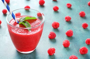 Kadeh tabloda lezzetli ahududu güler yüzlü