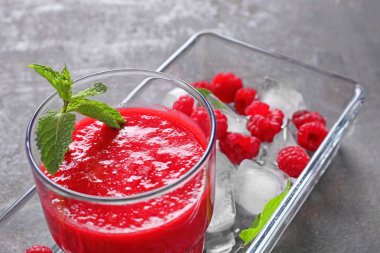 Lezzetli ahududu güler yüzlü, closeup bardak