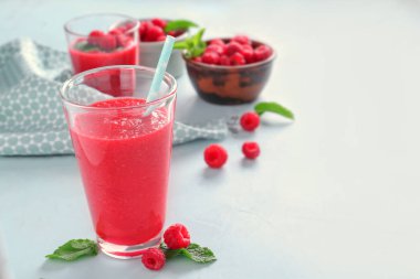 Kadeh tabloda lezzetli ahududu güler yüzlü