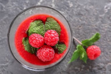 Cam lezzetli ahududu güler yüzlü masada, üstten görünüm