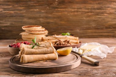 Ahşap tahta masada lezzetli ince krep ile