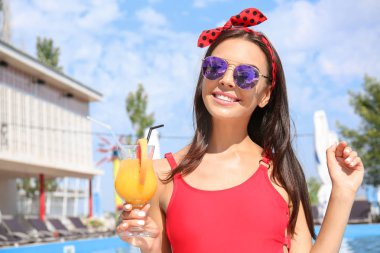 Kokteyl Resort yaz gününde olan güzel kadın