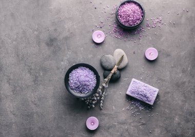 Deniz tuzu, mumlar ve lavanta gri arka plan üzerinde Spa kompozisyonu