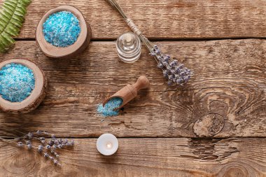 Deniz tuzu, mum ve lavanta ahşap arka plan üzerinde Spa kompozisyonu