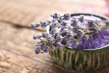 Spa ve Lavanta üzerinde ahşap masa, closeup için deniz tuzu ile kase