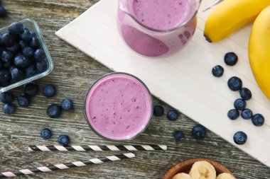 Lezzetli blueberry smoothie ahşap tablo ile kompozisyon
