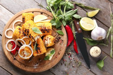 Ahşap masa üzerinde lezzetli ızgara Mısır ile kompozisyon