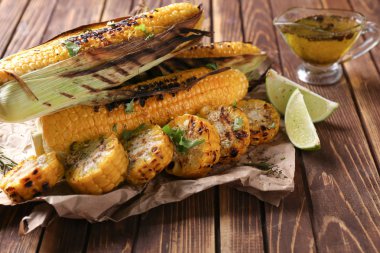 Ahşap masa üzerinde lezzetli ızgara Mısır